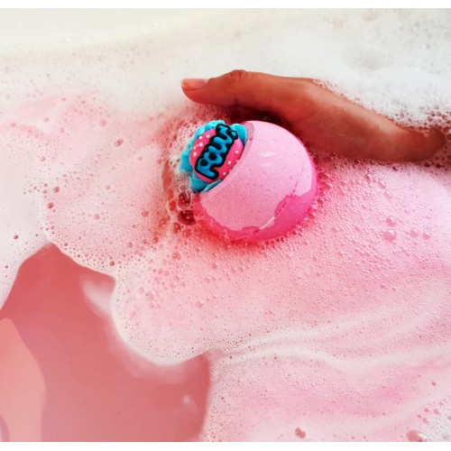 Elle utilise une boule de bain comme du savon, elle finit rose fluo !