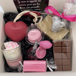Un coffret bougie, savon et parfum