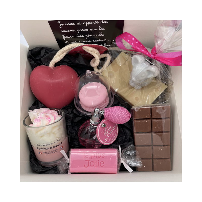 Un coffret bougie, savon et parfum